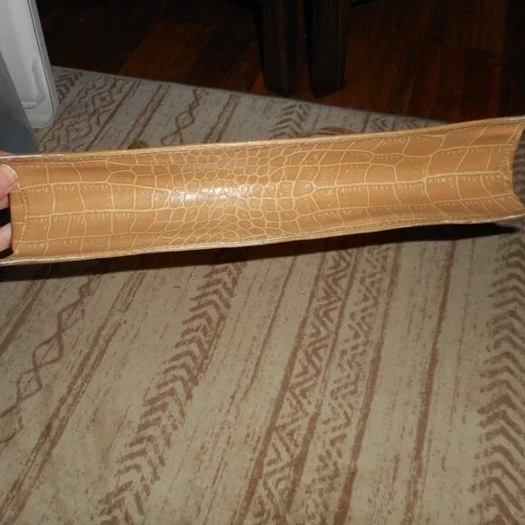 Vintage Guess handbag in camel color crocodile like pattern - Picture 3 of 9